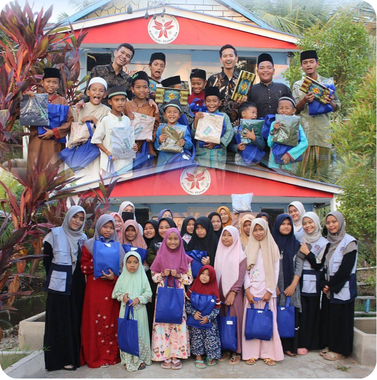 Pondok Pesantren Darul Fikri - Santri dan Bangunan